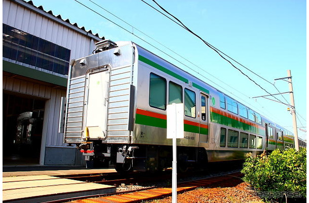 完成したばかりのE233系グリーン車（新津車両製作所）