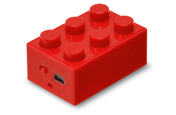 ブロック型デジタルトイムービー「CHOBi CAM BLOCK」。出っ張り部分が操作ボタンになる