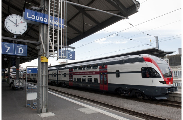 スイス連邦鉄道の構内時計（左上）