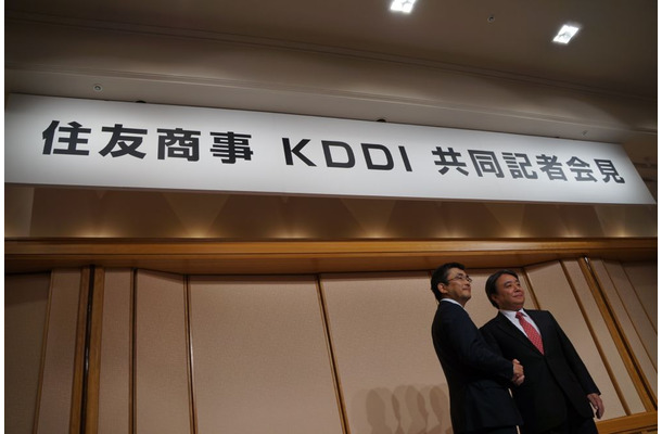 写真左から：KDDIの高橋誠代表取締役執行役員専務、住友商事の大澤善雄代表