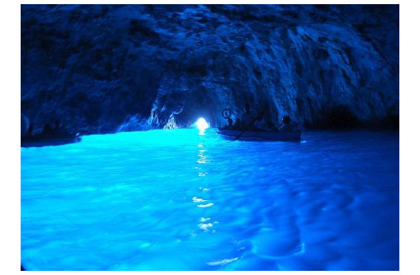イタリア・ナポリの「Blue Grotto（青の洞窟）」
