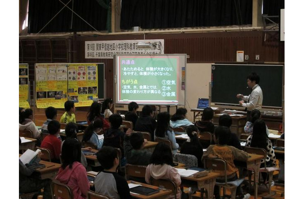 写真1　千葉県船橋市立中野木小学校で公開された、先進的なICTを活用した授業。電子黒板とタブレット端末、デジタルスクールノートなどを活用