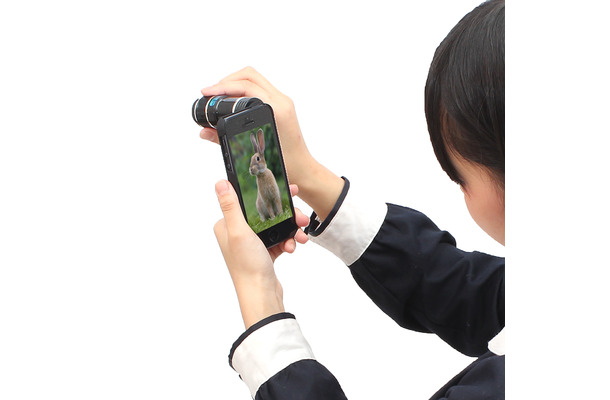 「12倍望遠レンズ for iPhone5」（型番：ZOREFIP5）で望遠撮影をするイメージ（iPhone 5は別売）