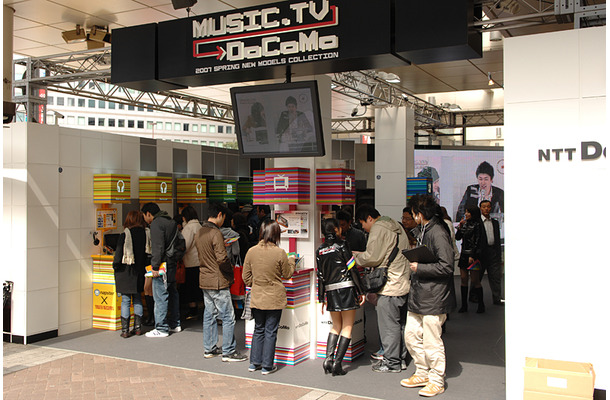NTTドコモの春モデル体験イベント「music.tv:DoCoMo」をJR横浜駅西口イベントスペースで開催