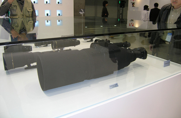 　シグマはPIE 2007の自社ブースに「APO 200-500mm F2.8 EX DG」を参考出品している。巨大ズームレンズながら、ズーム全域でF2.8を実現するという。