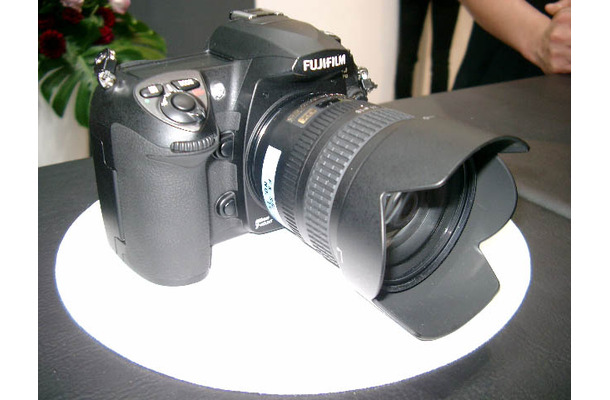 FinePix S5 ProにAF-S DX Zoom Nikkor ED 18-70mm F3.5-4.5G（IF）のレンズを装着