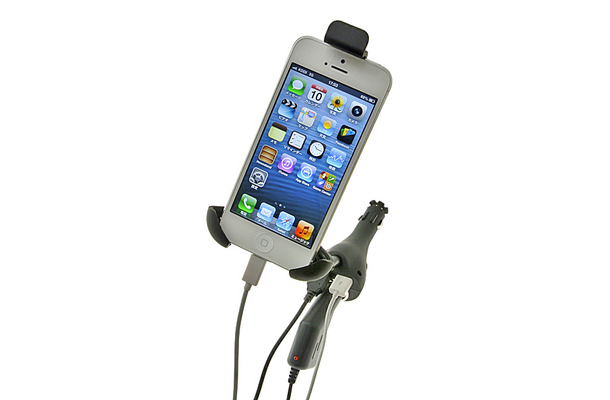 iPhone 5の充電も可能。出力口としてUSBポート×2のほかシガーソケットポートを装備
