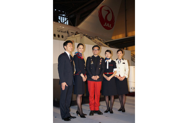 JAL新制服を初披露（写真中央：デザイナーの丸山敬太氏）
