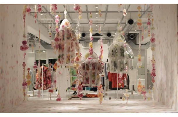 金沢21世紀美術館にて、津村耕佑「ファイナルホーム（FINAL HOME）」展開催。衣服の意味を問い直す