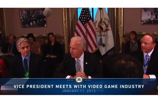 ゲーム業界の代表と会談するバイデン副大統領(中央)