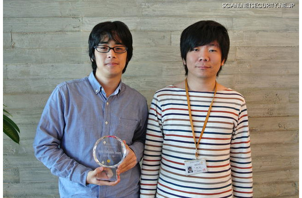 第3回mixi scrap challenge 2012優勝チームの原田 裕介氏(左)、株式会社ミクシィ 坂本典大氏(右)