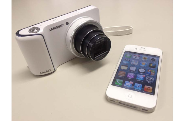 GALAXY Camera外観。サイズの参考に手前にiPhone5を置いた。