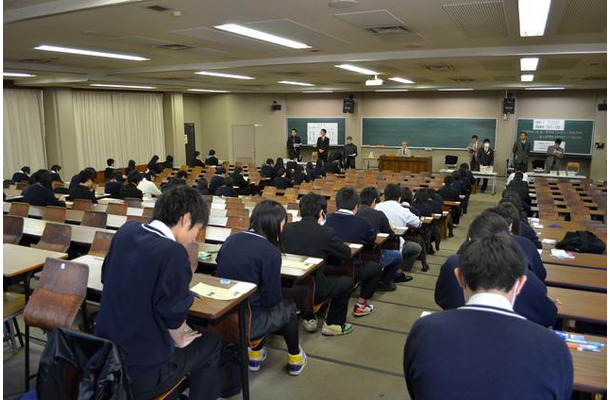 試験開始直前の会場の様子（筑波大学第一試験場）