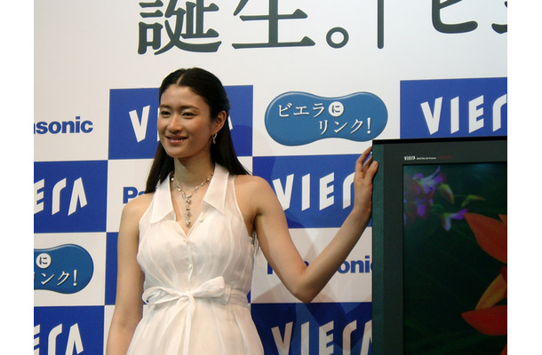 　10日に行なわれた松下電器産業の高画質テレビ「VIERA」の新モデル発表会に、イメージキャラクターの小雪さんが登場した。新しいテレビCMや製品の印象などを語った。