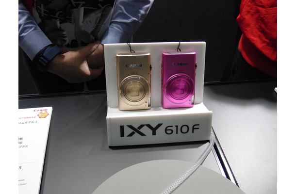 デジカメ新製品が実際に触って操作できる「CP＋」。発表されたばかりの新製品が数多く展示されている。写真はキヤノン「IXY 610F」