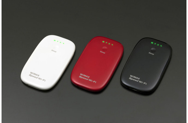 厚さ8.4mmの“極薄”WiMAX対応モバイルルーター「URoad-Aero」。カラーはホワイト、レッド、ブラックの3色
