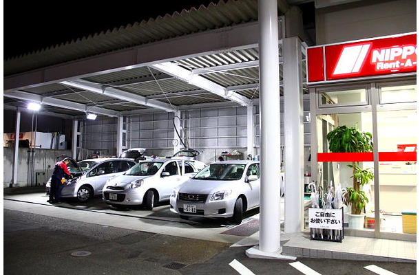 宮崎空港周辺のレンタカー営業所には福岡ナンバーのクルマが並ぶ（2013年2月）