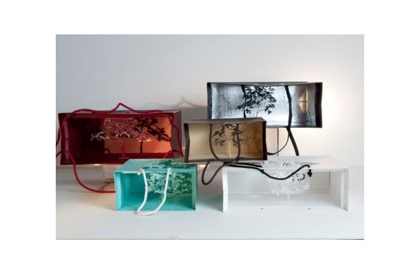 《Notice-Forest:Five Reasons(Prada, Chanel, Louis Vuitton, Cartier, Tiffany&amp;Co.)》、2011、紙袋、糊
