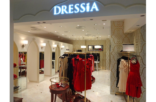 国内商業施設初業態となるレンタルドレス専門店「ドレシア」がエソラ池袋にオープン。プラダやドルガバなどブランドドレスを豊富に用意