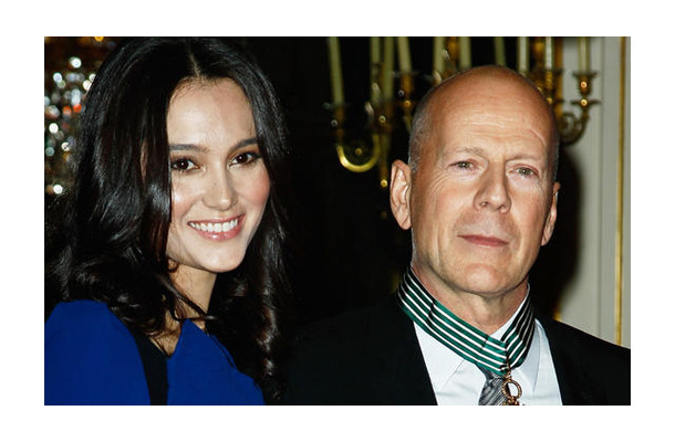 仏芸術文化勲章の最高章・コマンドゥールを授与されたブルース・ウィリスと妻のエマ・ヘミング -(C) Getty Images