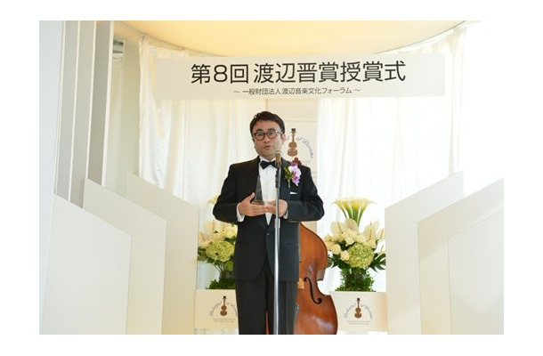 授賞式でスピーチする三谷幸喜氏