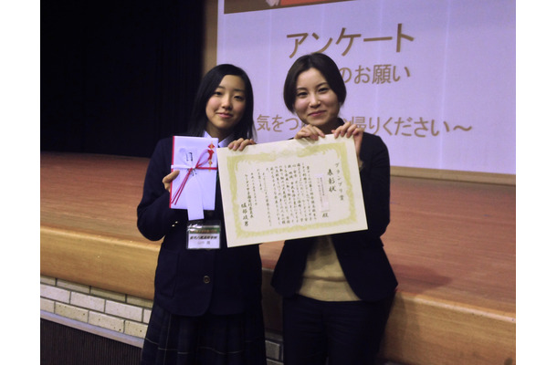 『ケータイ甲子園2012』グランプリを受賞した、金光八尾高等学校2年生・山中霞さん（左）と、山中さんの取り組みを支援してきた同校・楠浦敦子先生。