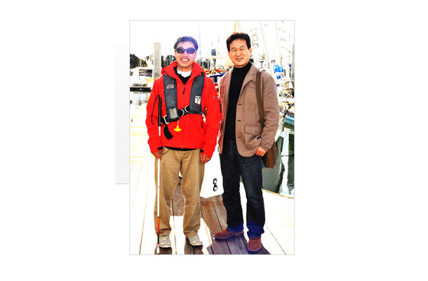 全盲のセーラー・岩本光弘氏とともにヨットでの太平洋横断に挑戦する辛坊治郎キャスター（右）
