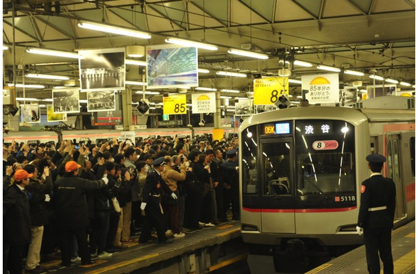 東横線渋谷地上駅、下り最終列車入線