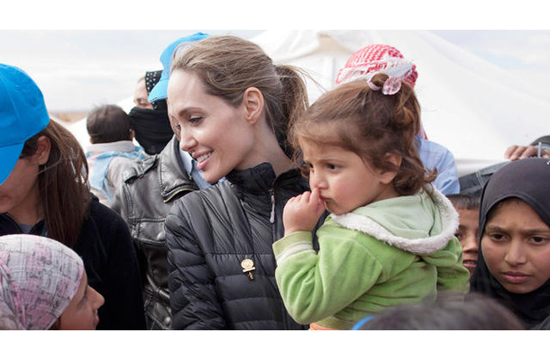 UNHCR親善大使としてヨルダンのザータリ難民キャンプを訪れたアンジェリーナ・ジョリー -(C) Getty Images