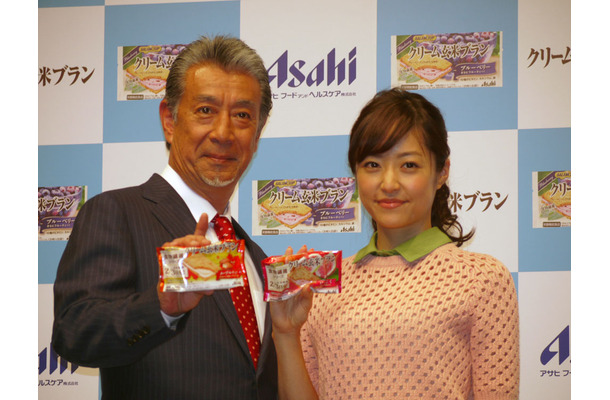 井上真央と高田順次が、「バランスアップ クリーム玄米ブラン」CM発表会に登場