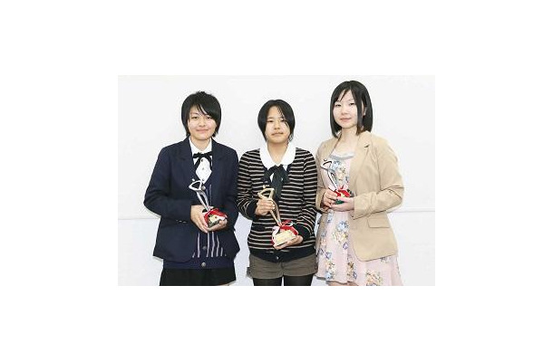 国内カテゴリー グランプリ　佐藤奈々珠さん、準グランプリ　小田切優衣さん、長友みなみさん