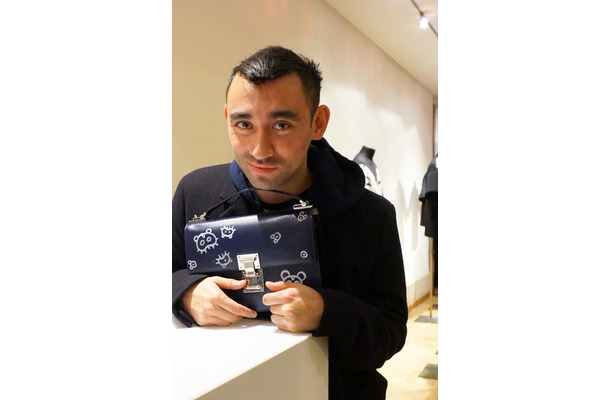 ニコラ・フォルミケッティ氏。パリで開催された「ミュグレー」のバッグのポップアップショップにて