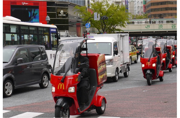 マックデリバリー/デリバリーバイク。渋谷駅前スクランブル交差点