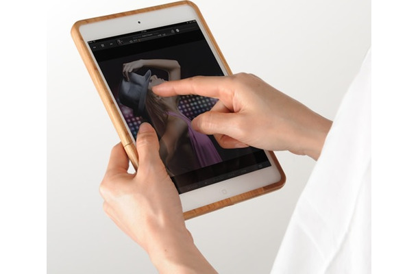 「iPad mini用木製ケース」（型番：EEA-YW0932）の利用イメージ（iPad miniは別売）