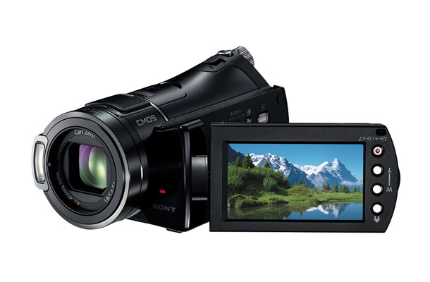 　ソニーは29日、デジタルビデオカメラ「ハンディカム」シリーズの新モデルを発表。世界最小・最軽量を実現した「HDR-CX7」と、大容量HDDを内蔵する「HDR-SR8」「HDR-SR7」の全3モデル。HDR-CX7は7月10日発売。HDR-SR8とHDR-SR7は6月20日発売。