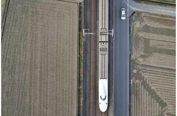 吉永さんが真上から撮影した東海道・山陽新幹線のN700系。実物大の鉄道模型を上から眺めているようなアングルだ。