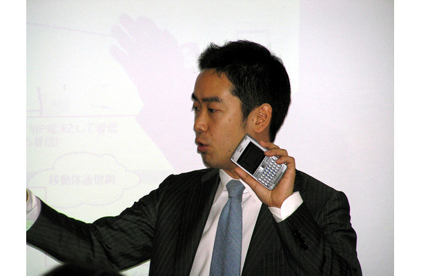 製品説明で実際にデモンストレーションを行う橋村氏