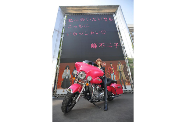 新宿駅東口前に展示されたバイク王「峰不二子」等身大フィギアとオリジナルバイク・ハーレーダビッドソンFLHT（18日・新宿3丁目）