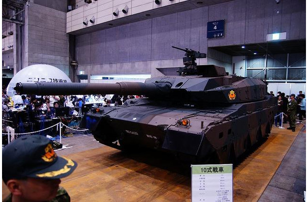 今年の目玉は防衛省ブースに持ち込まれた本物の戦車。