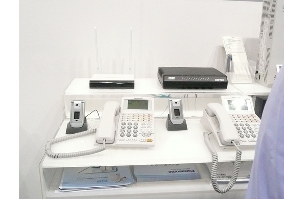 パナソニックのブースでは無線LAN機能付き携帯電話を内線電話として利用する事例の展示が行われていた