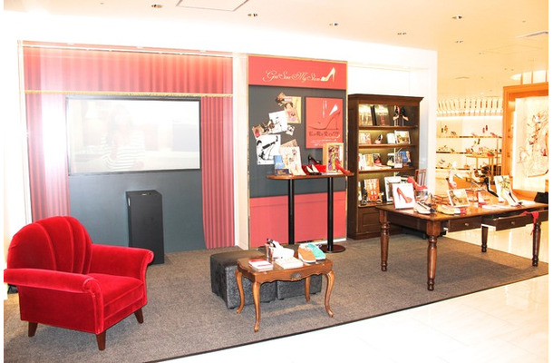 伊勢丹新宿店×映画『私が靴を愛するワケ』（本館2階婦人靴プロモーション）店内は映画館のロビーをイメージ