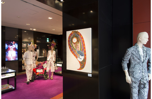 エトロ銀座本店内の至る所に受賞作品を展示