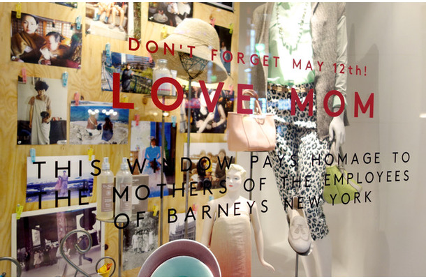 バーニーズ新宿店１階ウインドー「LOVE MOM」
