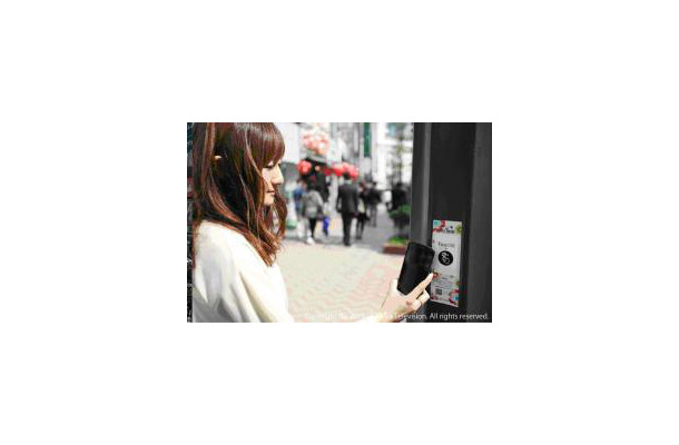 街路灯に貼付されたICタグ内蔵シールにNFC対応スマートフォンをかざすイメージ