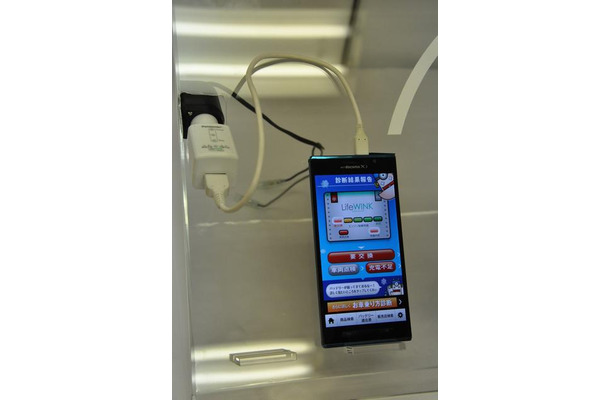 LifeWINK 車内モニターと専用アプリを立ち上げたスマートフォン
