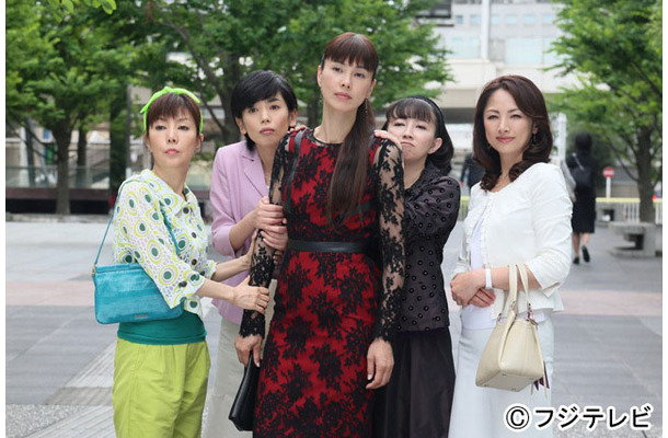 「ショムニ2013」初回放送に出演するオリジナルメンバー（左から戸田恵子、京野ことみ、江角マキコ、高橋由美子、櫻井淳子）