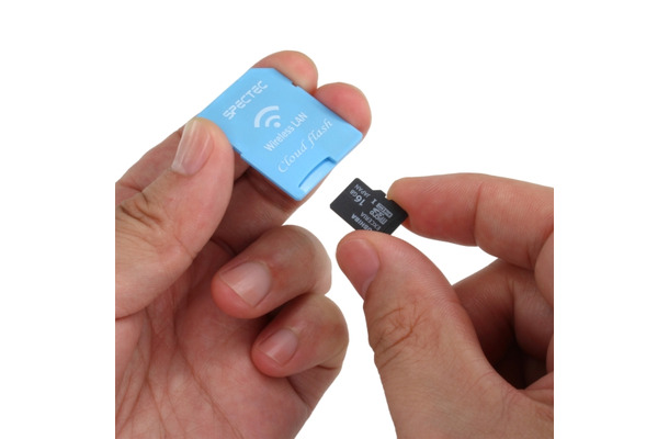 microSDカードを挿入してデジカメに装着するとデジカメがWi-Fi化するアダプタ