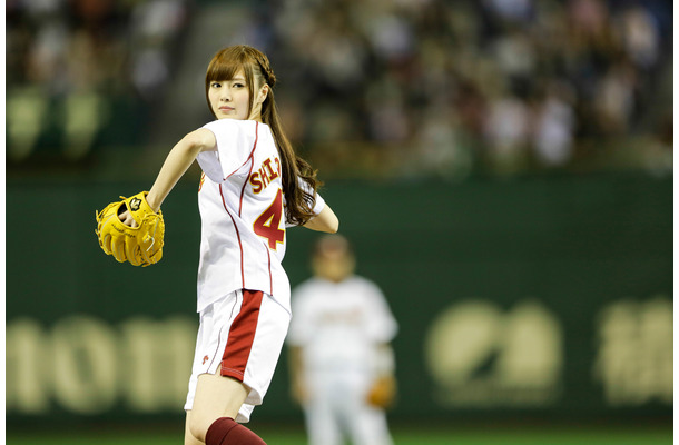 始球式を行った乃木坂46の白石麻衣
