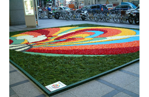 GWはバラの花びらで作った絵画に囲まれて光体験−新宿タカシマヤでインフィオラータ開催