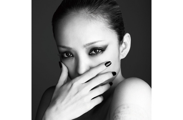 安室奈美恵「FEEL」“言わざる”ジャケット